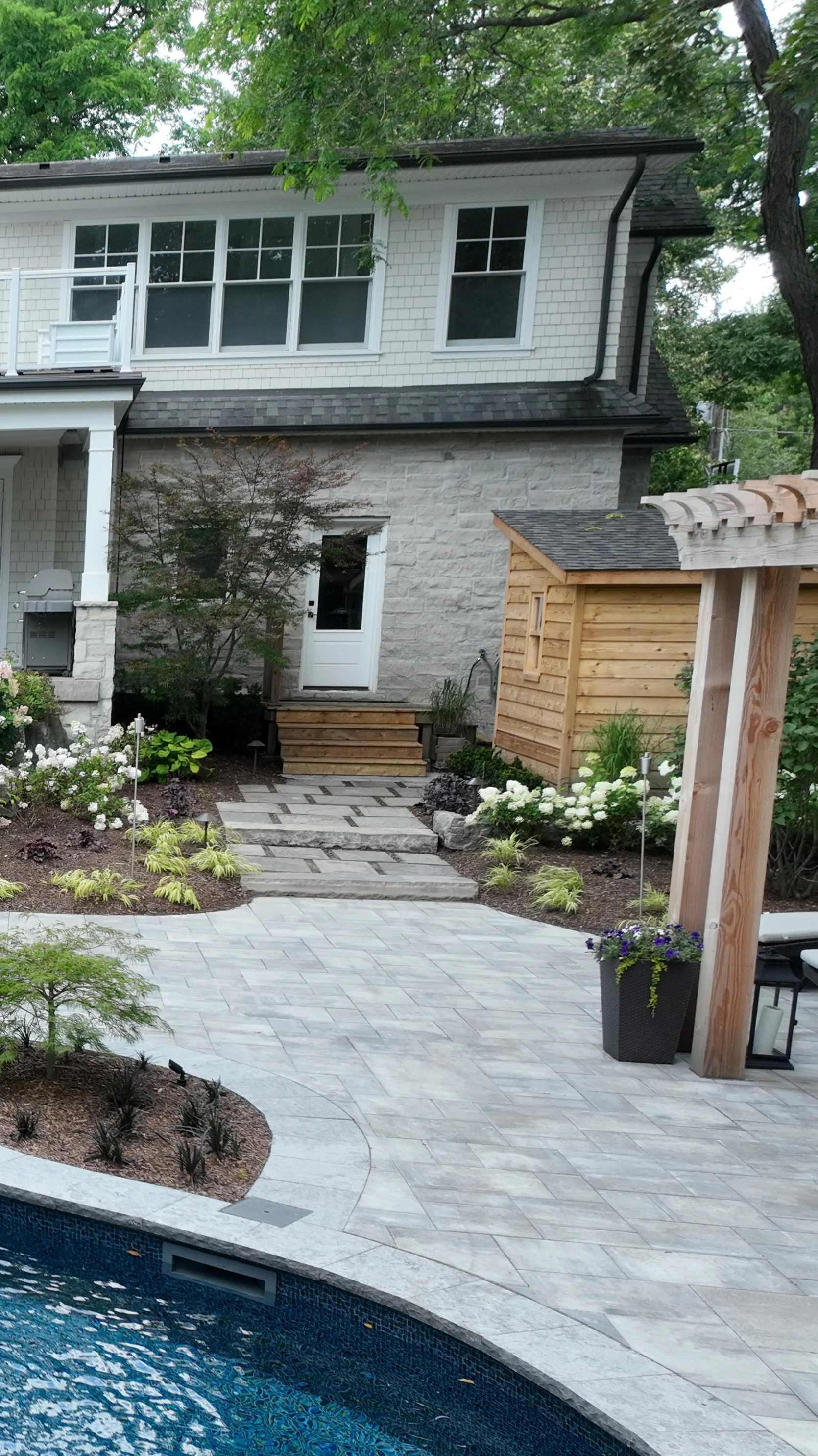 Swimming Pool builders in Burlington, Ontario