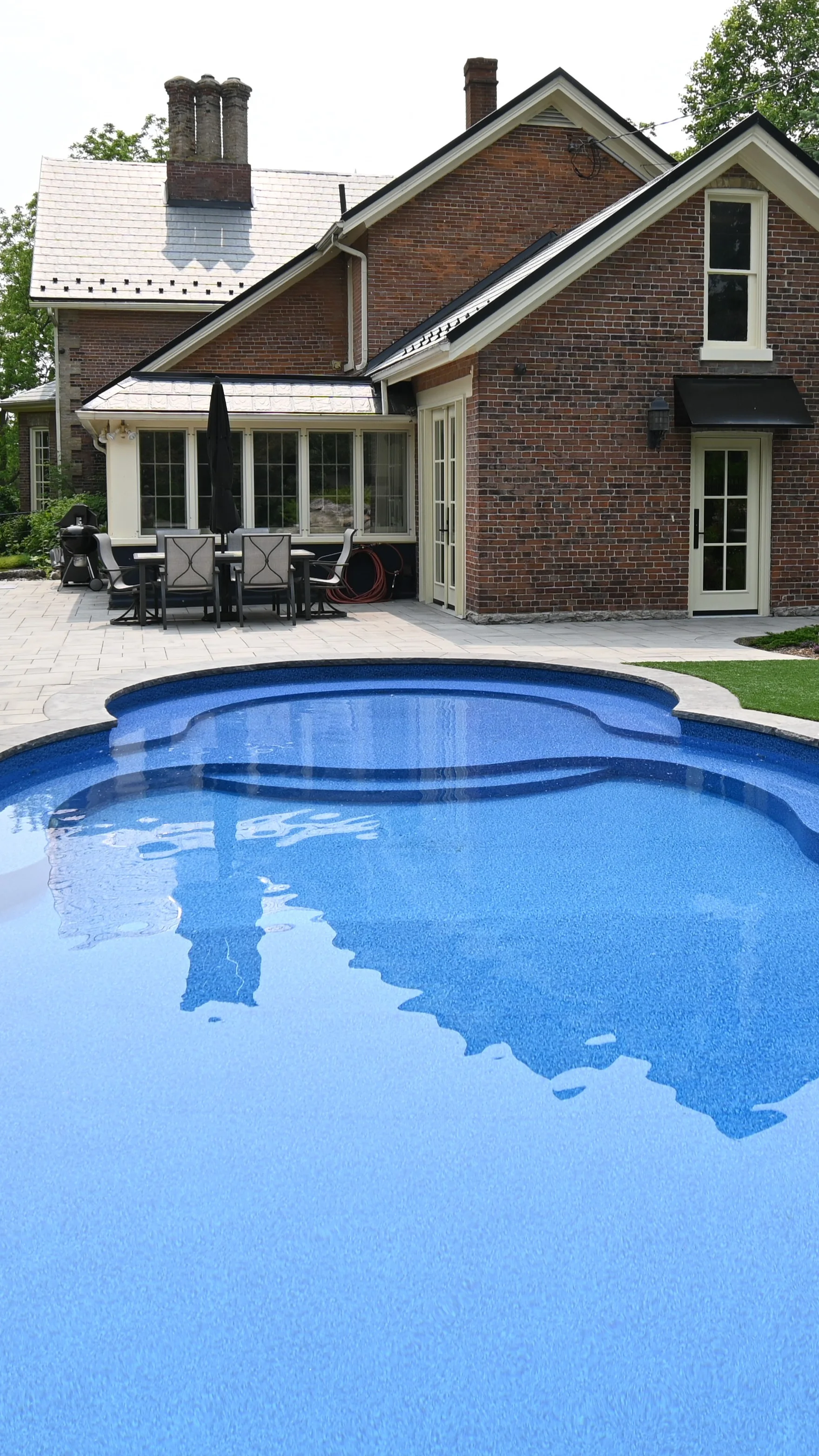 Swimming Pool builders in Burlington, Ontario