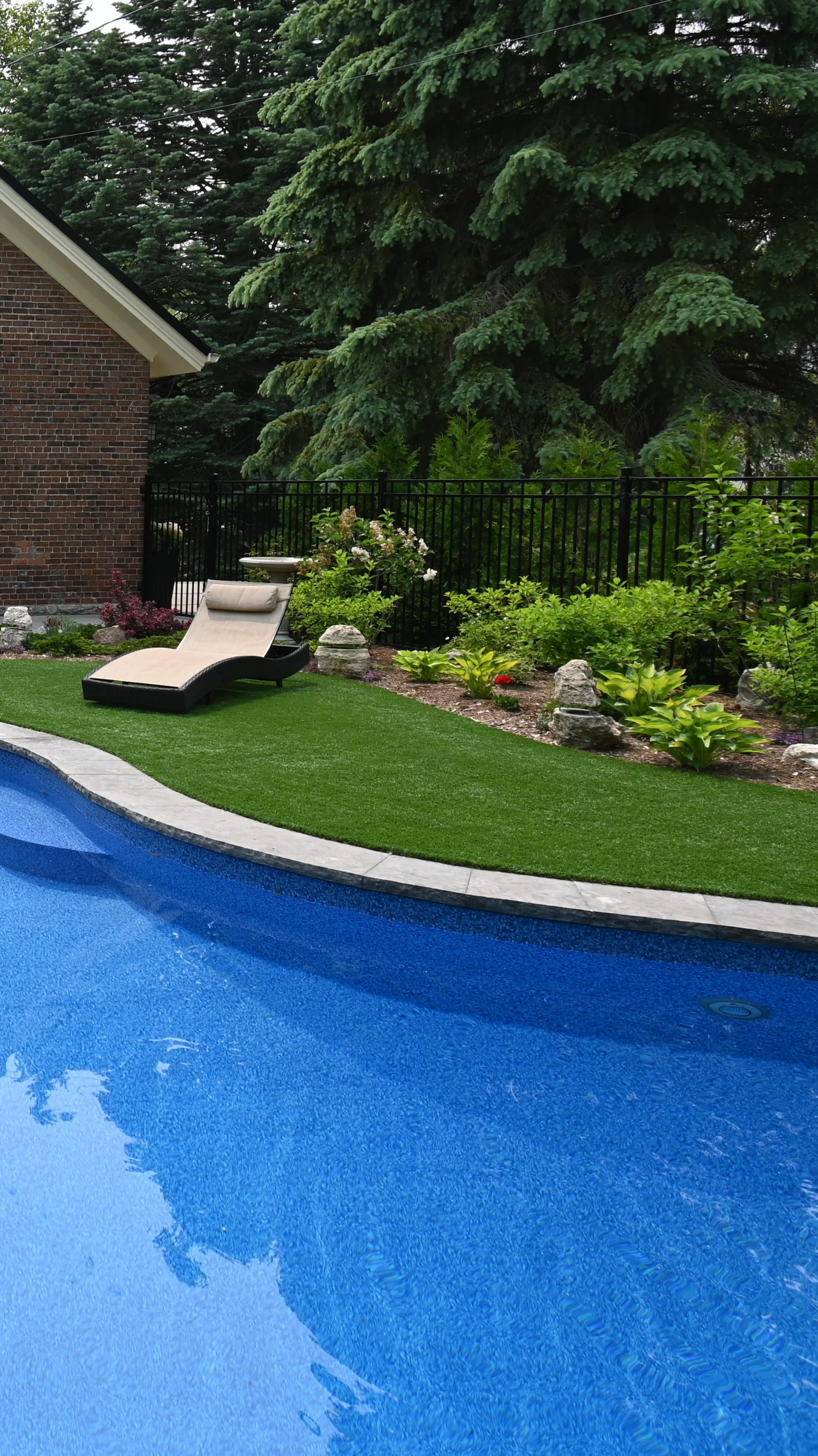 Swimming Pool builders in Burlington, Ontario