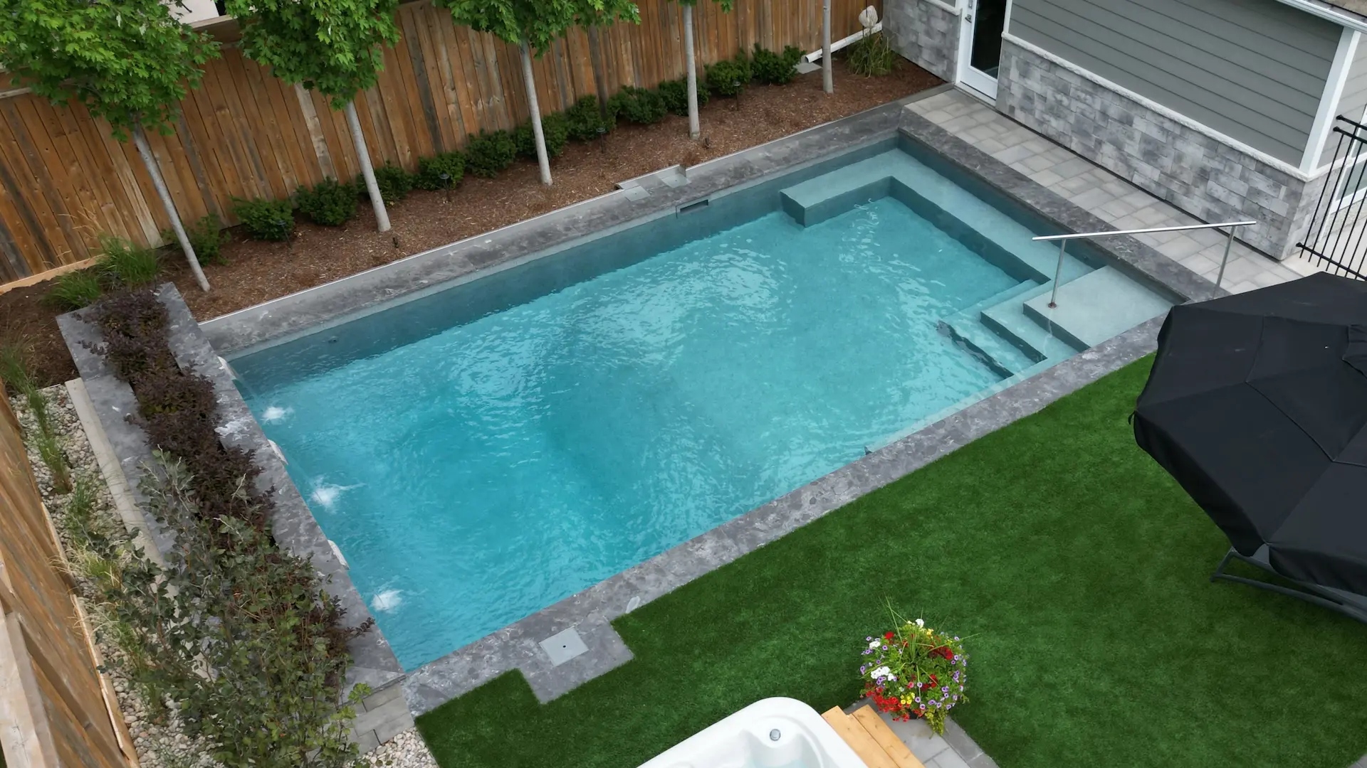 Swimming Pool builders in Burlington, Ontario