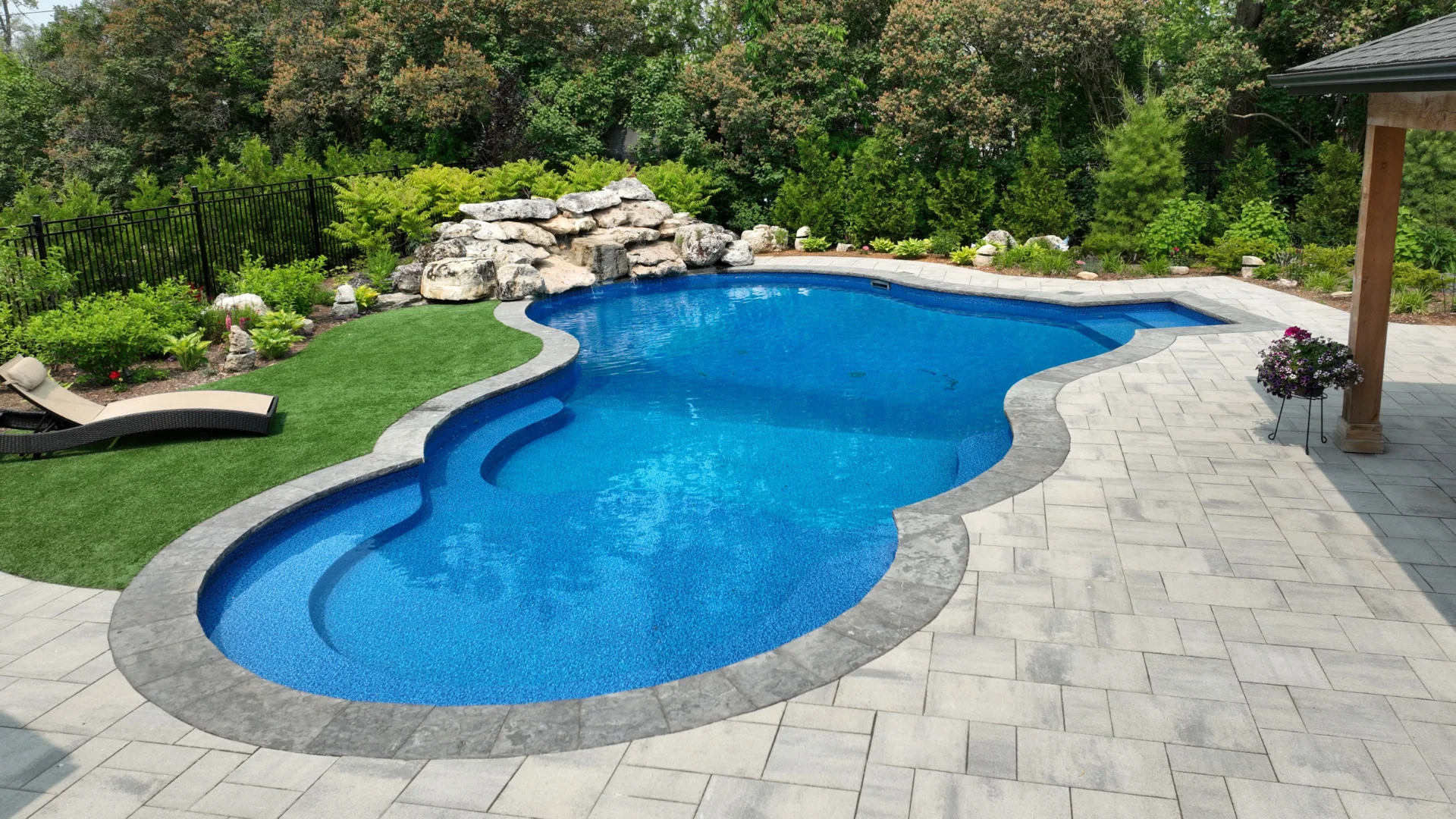 Swimming Pool builders in Burlington, Ontario