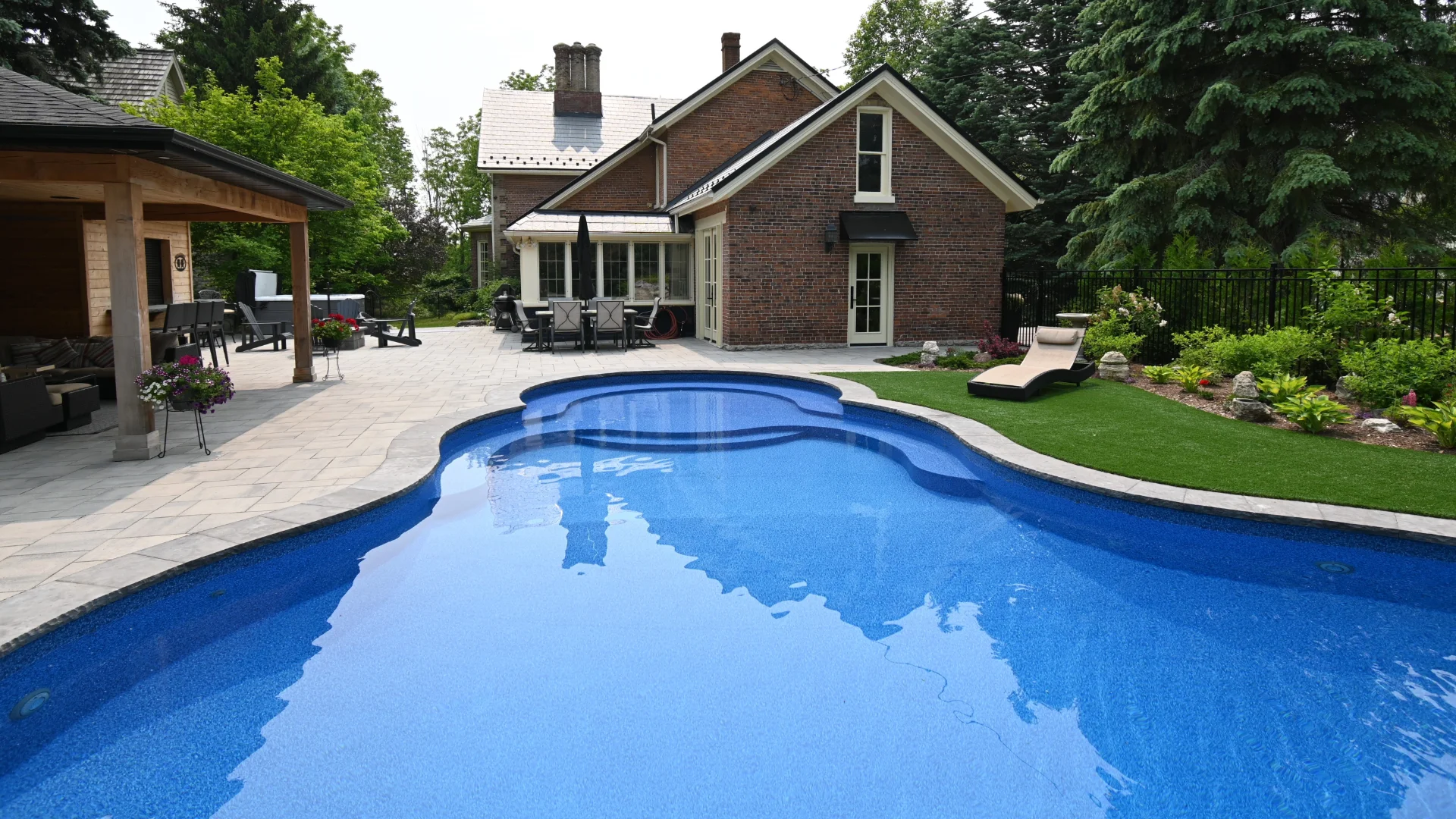 Swimming Pool builders in Burlington, Ontario