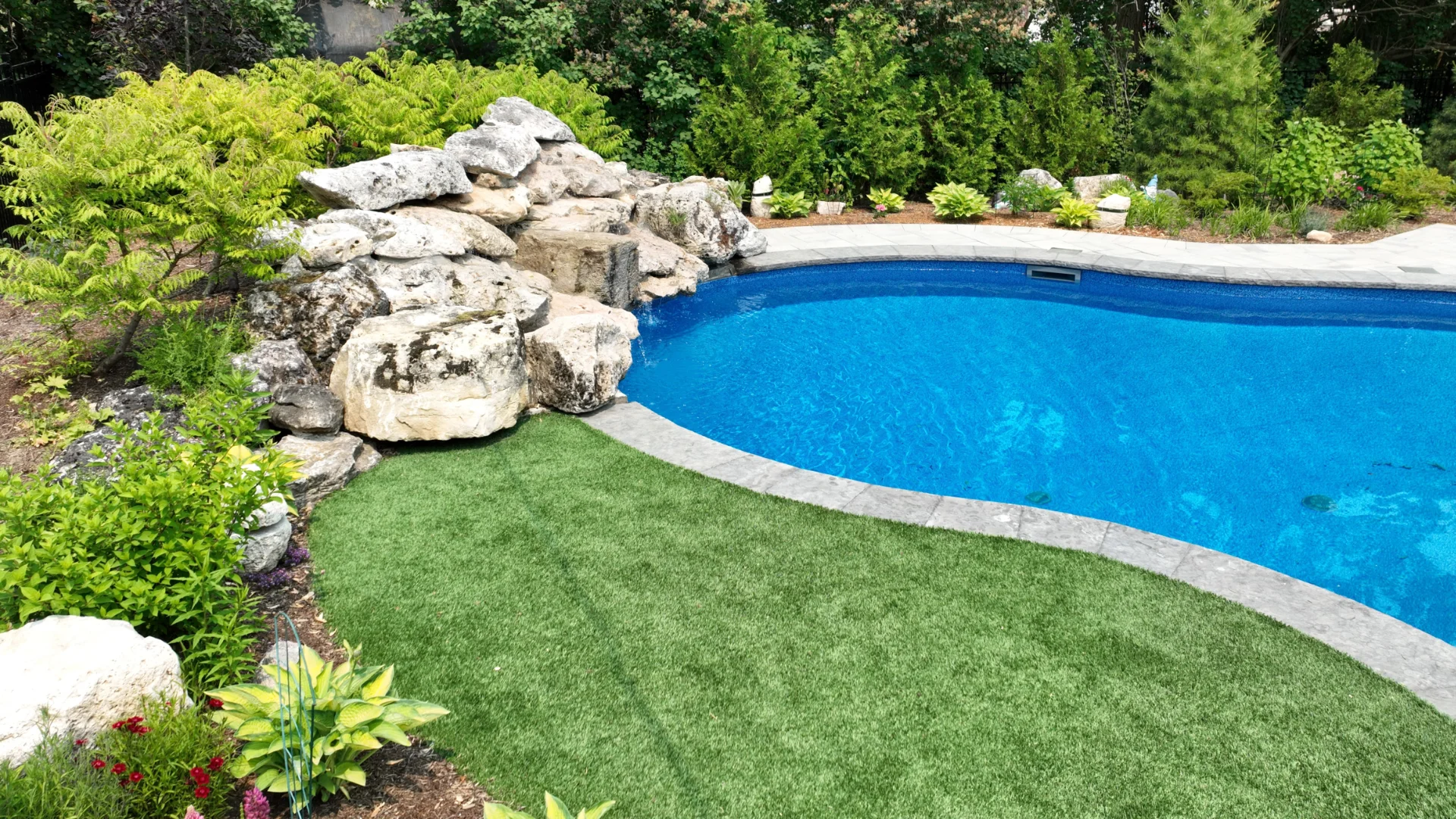 Swimming Pool builders in Burlington, Ontario